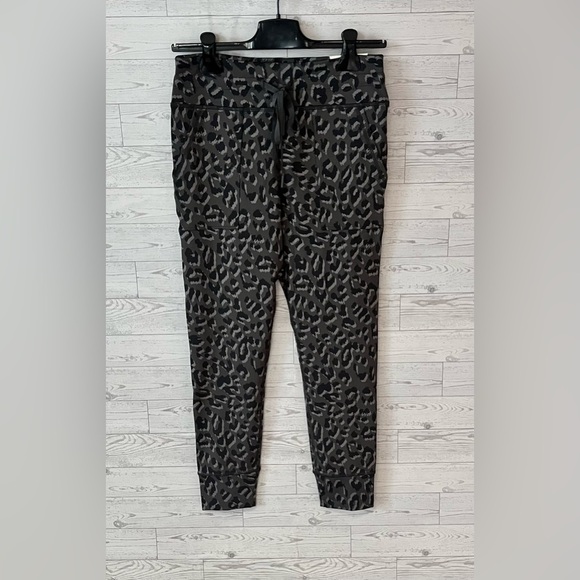 Aerie Offline Jacquard Peak Leopard Animal Print Leggings Joggers Large Short - Picture 4 of 13